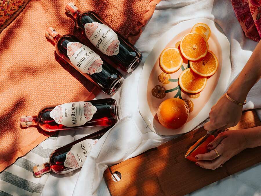 Moon Harbour relance une liqueur historique : La Vieille Cure