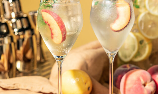 Cocktail au gin Renais : Peach & Thyme Sangria