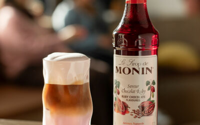 Cocktail sans alcool au sirop Monin Ruby Chocolate : Iced Ruby Mocha