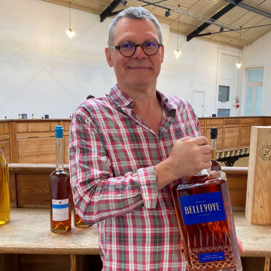 Philippe Jugé avec une "mignonette" de whisky Bellevoye
